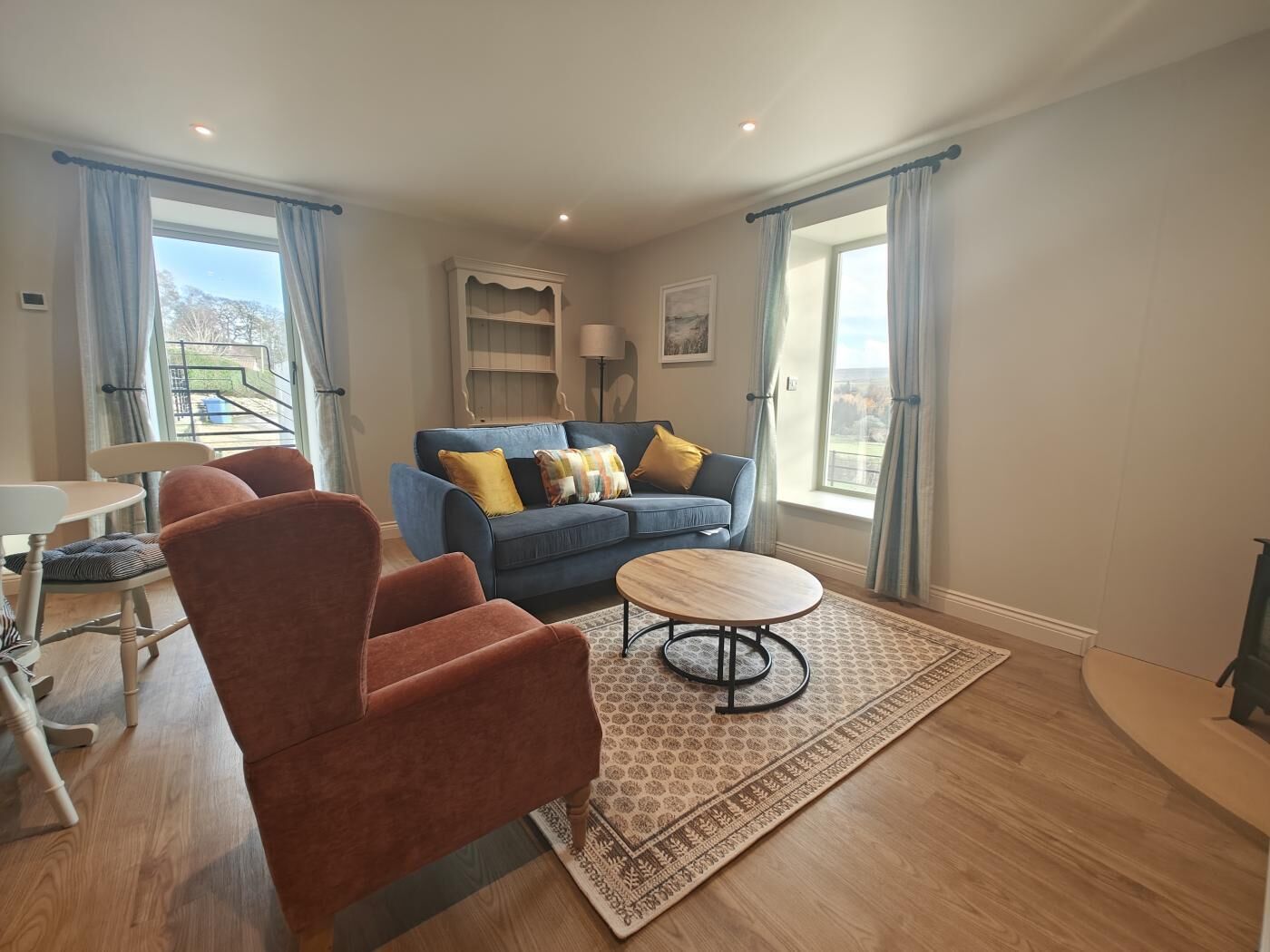 Televisión y chimenea 