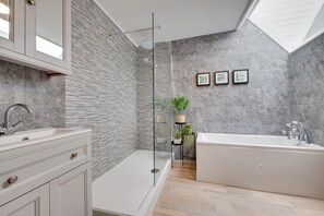 Hair dryer, towels - 4 Bed in St. Ives (oc-uppcr) (St Ives)
