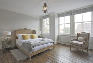 4 chambres, fer et planche à repasser, lit de bébé portatif