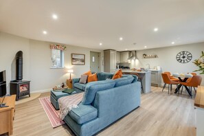 TV, fireplace - 2 Bed in Castleton (oc-f34013) (Castleton)