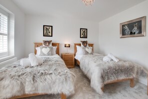 Bügeleisen/Bügelbrett, Reisekinderbett, kostenloses WLAN, Bettwäsche