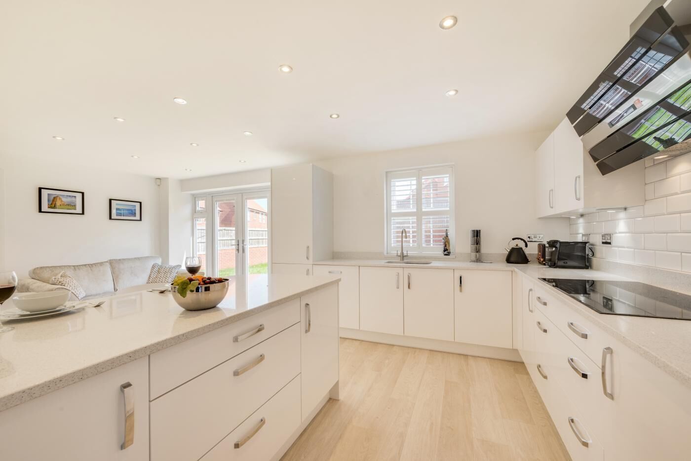 Mikrobølgeovn, ovn, oppvaskmaskin og høy barnestol