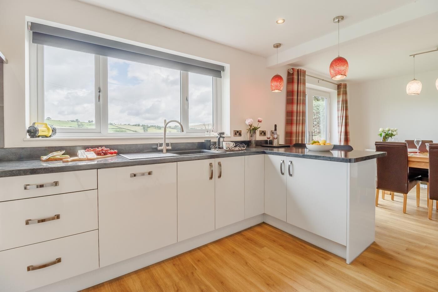 Micro-ondes, four, lave-vaisselle, chaise haute