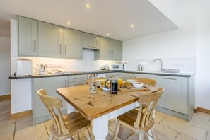 Microwave, oven, dishwasher, cookware/dishes/utensils