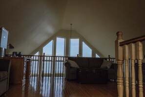 Een smart-tv en boeken