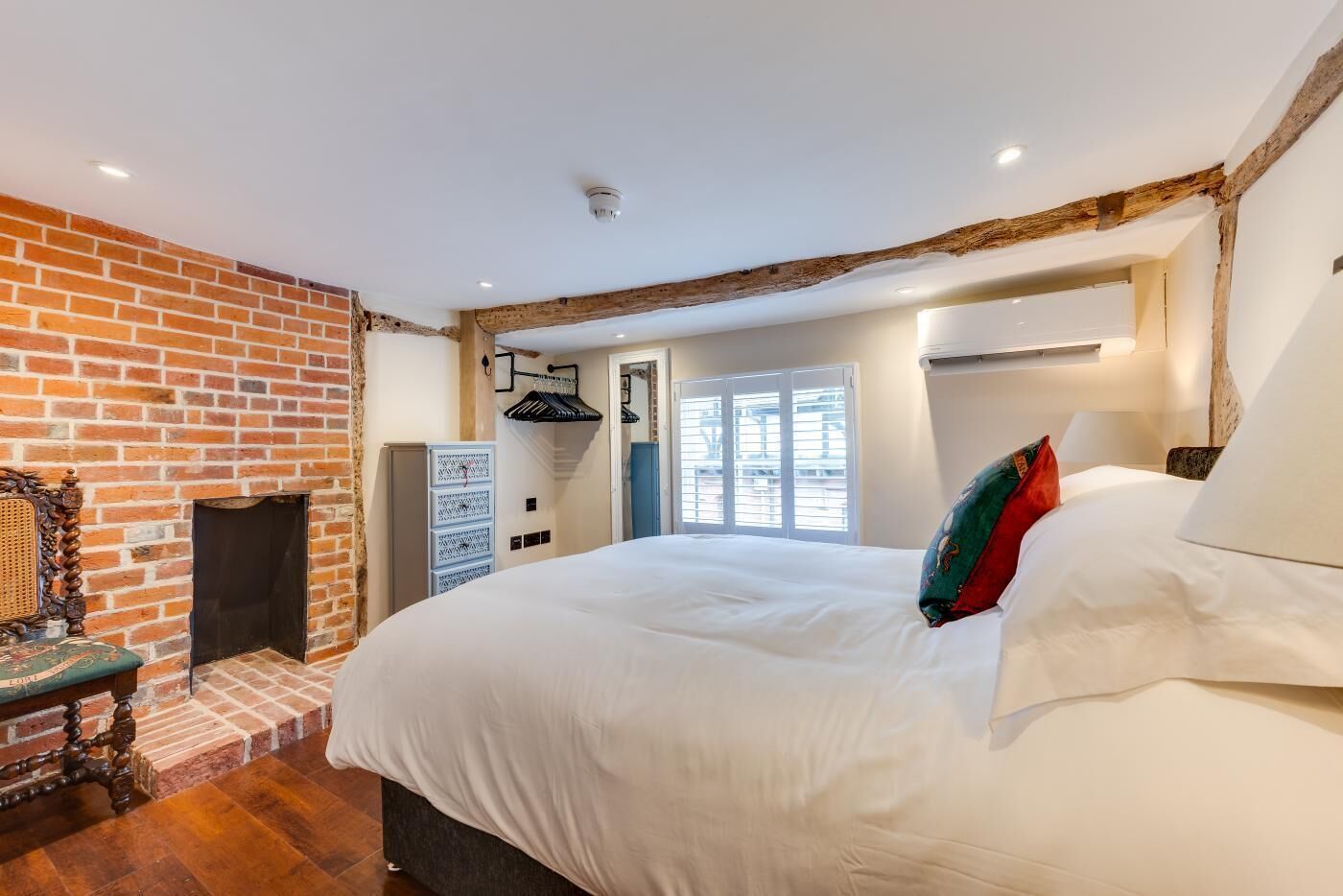 Iron/ironing board, free WiFi, bed sheets