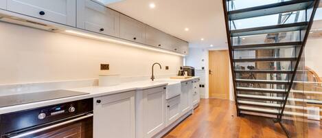 Mikrowelle, Ofen, Geschirrspüler, Kochgeschirr/Geschirr/Besteck