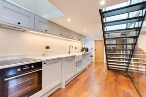 Microwave, oven, dishwasher, cookware/dishes/utensils - 3 Bed in Arundel (oc-bt007) (Arundel)