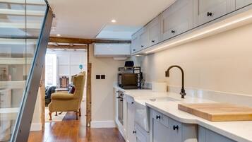 Microwave, oven, dishwasher, cookware/dishes/utensils