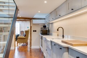 ميكروويف، فرن، غسالة أطباق، مستلزمات طهي/أطباق/أوعية