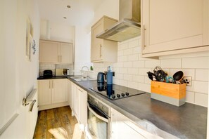 微波爐、洗碗機、高腳椅、廚房用具/餐具/器皿