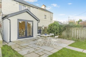 Outdoor dining - 3 Bed in Waberthwaite (oc-n34154) (Waberthwaite)