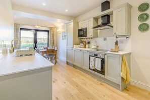 Microwave, dishwasher, cookware/dishes/utensils - 3 Bed in Waberthwaite (oc-n34154) (Waberthwaite)