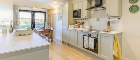 Mikrowelle, Geschirrspüler, Kochgeschirr/Geschirr/Besteck