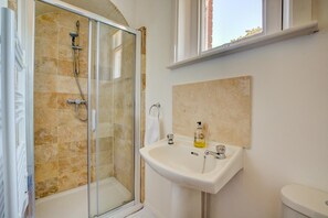 Hair dryer, towels - 6 Bed in Lower Bodham (oc-1830) (Bodham)