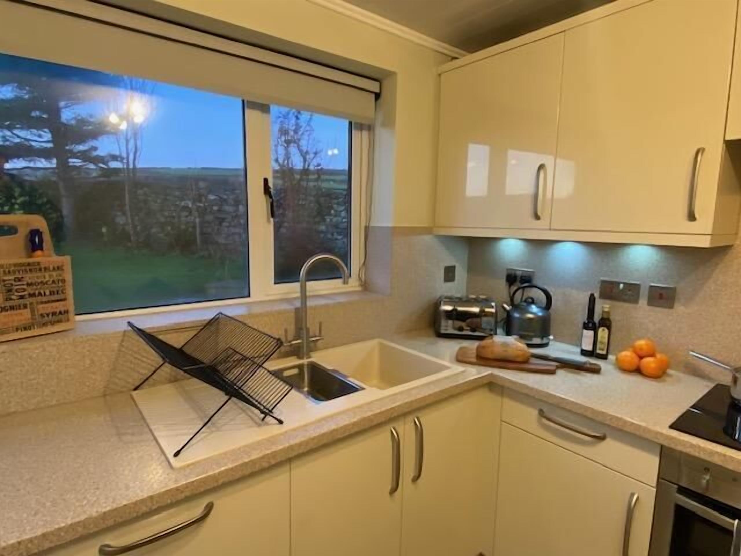 Four à micro-ondes, lave-vaisselle, vaisselle et ustensiles