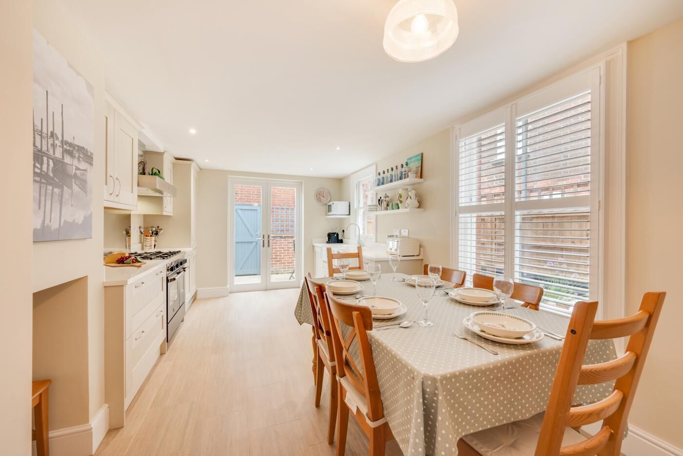 Oven, dishwasher, cookware/dishes/utensils