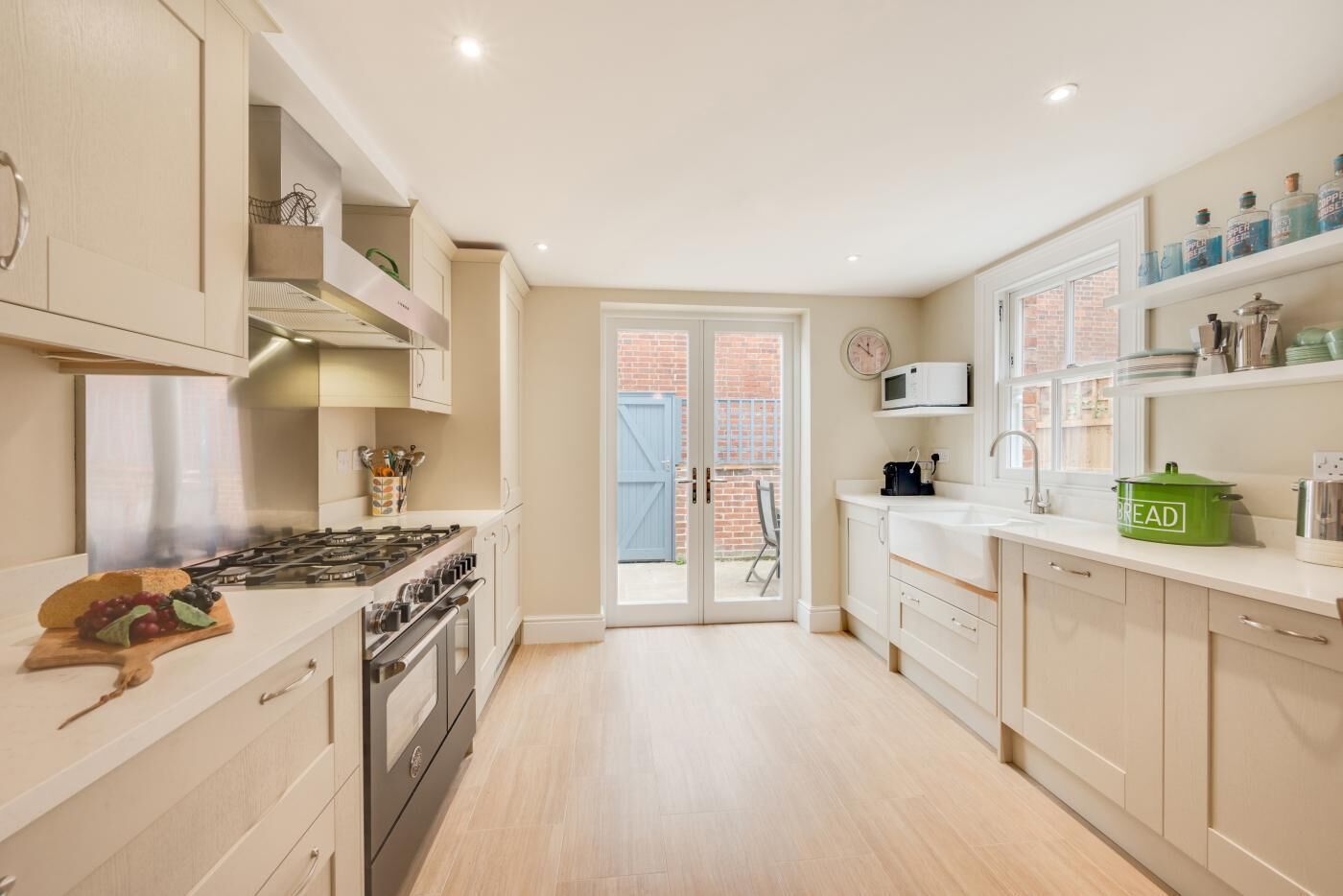 Oven, dishwasher, cookware/dishes/utensils