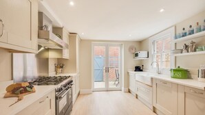 Oven, dishwasher, cookware/dishes/utensils - 4 Bed in Southwold (oc-23str) (Southwold)