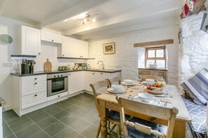 Oven, dishwasher, high chair, cookware/dishes/utensils - 3 Bed in St. Ives (oc-a34180) (St Ives)