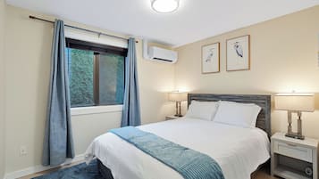 Een strijkplank/strijkijzer, wifi, beddengoed