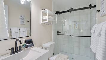Een douche, een haardroger, handdoeken, zeep