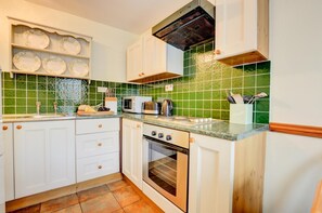 Microwave, oven, dishwasher, cookware/dishes/utensils - 2 Bed in Leyburn (oc-ds902) (Askrigg)