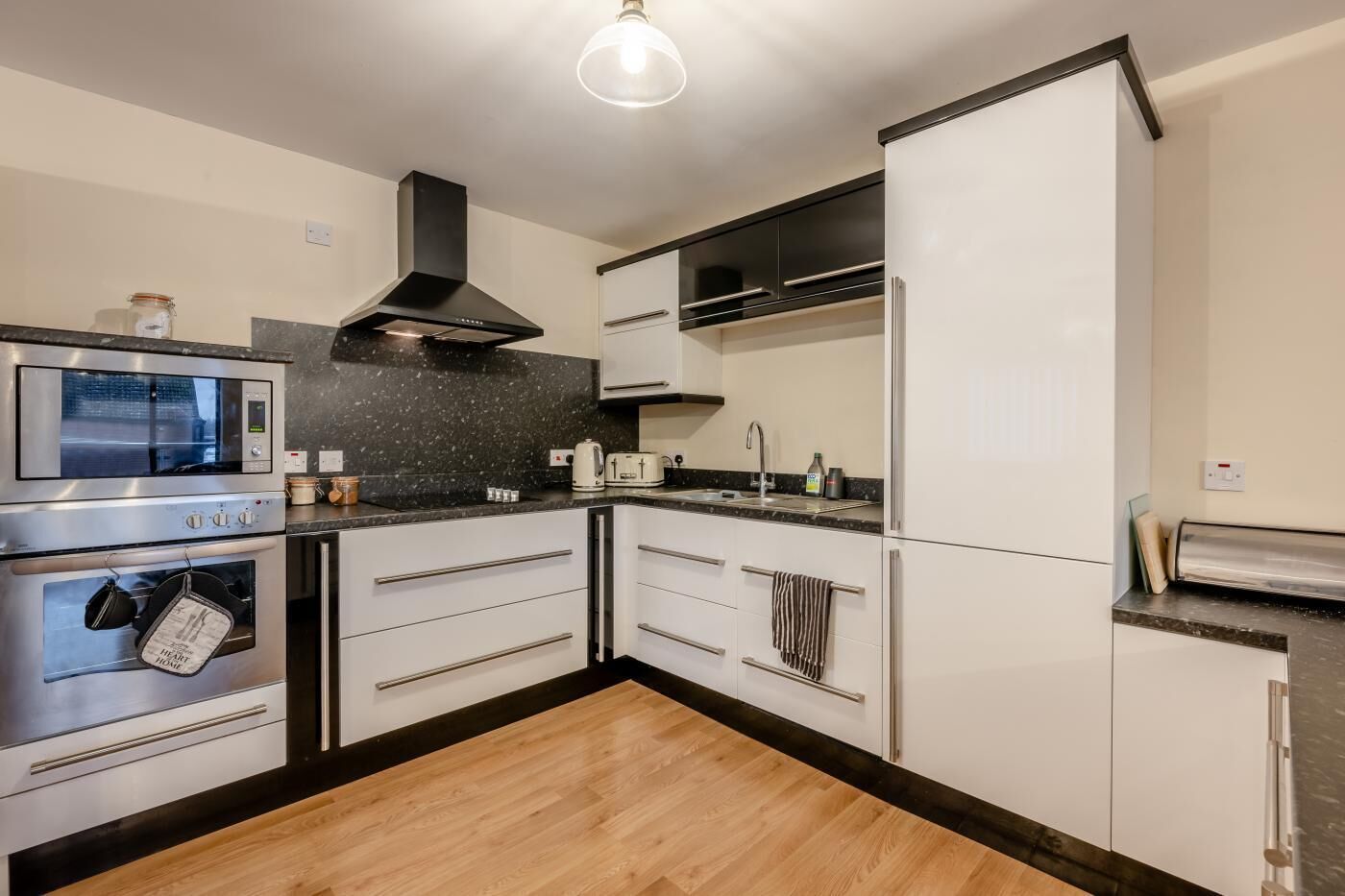 Microwave, cookware/dishes/utensils