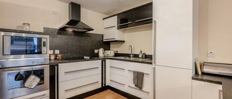 Microondas y utensilios de cocina