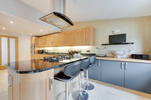 Microwave, oven, dishwasher, high chair - 3 Bed in Tenby (oc-pw1025) (Tenby)