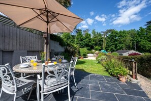 Outdoor dining - 3 Bed in Tenby (oc-pw1025) (Tenby)