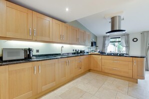 Microwave, oven, dishwasher, high chair - 3 Bed in Tenby (oc-pw1025) (Tenby)