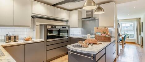 Mikrowelle, Ofen, Geschirrspüler, Hochstuhl