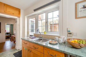 Microwave, oven, cookware/dishes/utensils - 3 Bed in Grosmont (oc-wa060) (Grosmont)