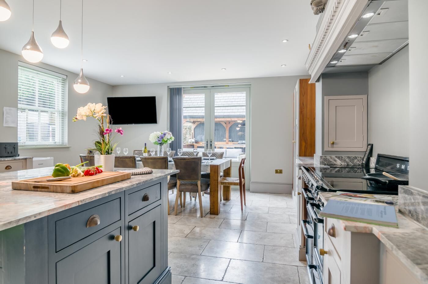 Microwave, oven, dishwasher, cookware/dishes/utensils