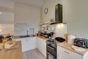 ميكروويف، فرن، غسالة أطباق، كرسي للأطفال