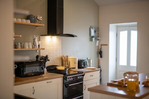 Micro-ondas, fogão, lava-louças, cadeirão de bebê