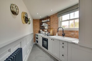 Microwave, cookware/dishes/utensils - 1 Bed in Holt (oc-1854) (Holt)
