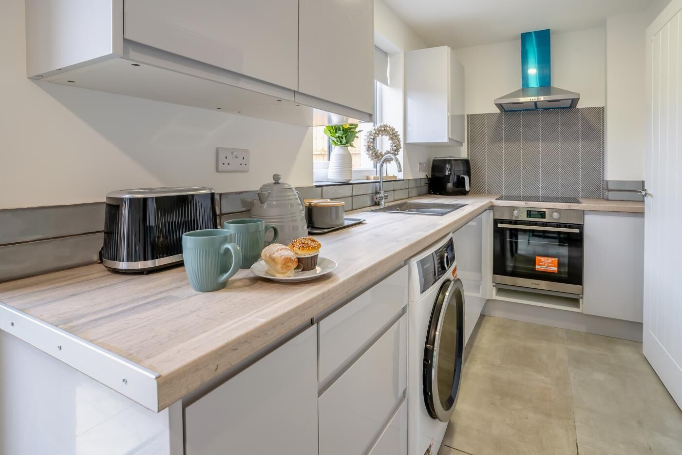 Mikrowelle, Ofen, Hochstuhl, Kochgeschirr/Geschirr/Besteck