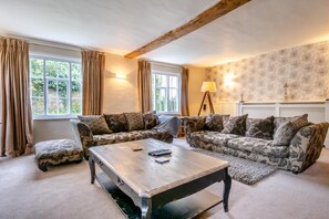 TV, fireplace - 5 Bed in Bramfield (oc-sftmh) (Bramfield)