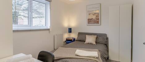 Iron/ironing board, free WiFi, bed sheets