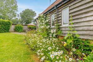 Property grounds - 2 Bed in Bramfield (oc-sfbri4) (Bramfield)