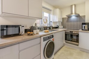 Microwave, oven, high chair, cookware/dishes/utensils - 3 Bed in Newport (oc-p34124) (Newport)