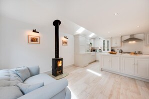 TV, fireplace - 4 Bed in Southwold (oc-6fr) (Southwold)