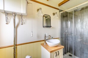 Towels - 1 Bed in Farnsfield (oc-s34109) (Farnsfield)