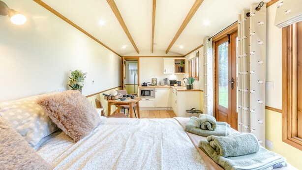 A cozy room with a bed, a small kitchenette, and a view of the outdoors. - 1 Bed in Farnsfield (oc-s34109) (Farnsfield)