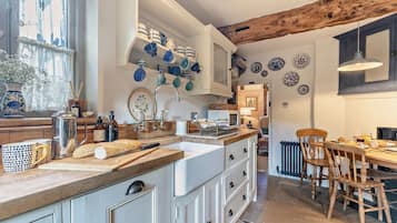 Oven, dishwasher, cookware/dishes/utensils