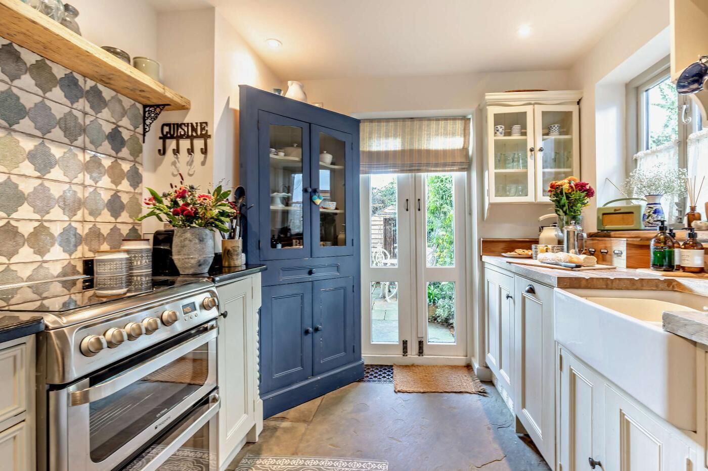 Oven, dishwasher, cookware/dishes/utensils