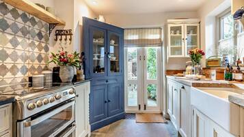 Oven, dishwasher, cookware/dishes/utensils