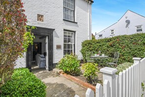 Outdoor dining - 2 Bed in Aldeburgh (oc-sfdar) (Aldeburgh)